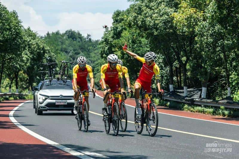 再获两项重磅大奖! 一不小心成了博鳌企业家论坛上的“显眼包”