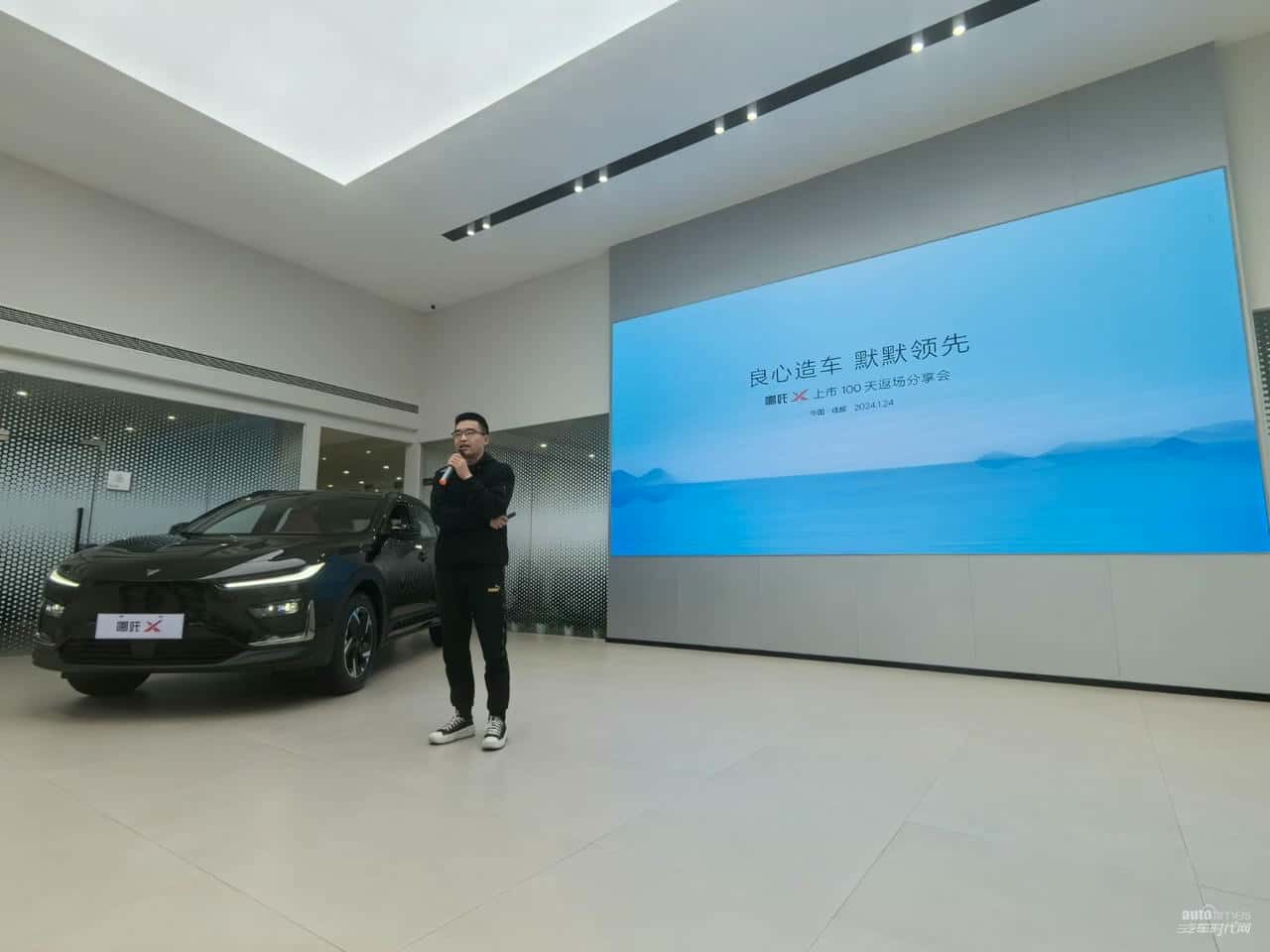 哪吒X智能纯电SUV首次OTA升级 出行体验再升级