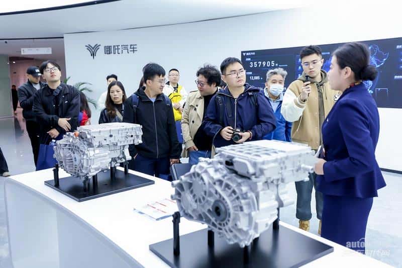 交车速度也是“新标杆”！哪吒X用户集体提车
