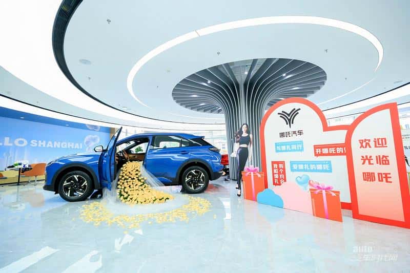 交车速度也是“新标杆”！哪吒X用户集体提车