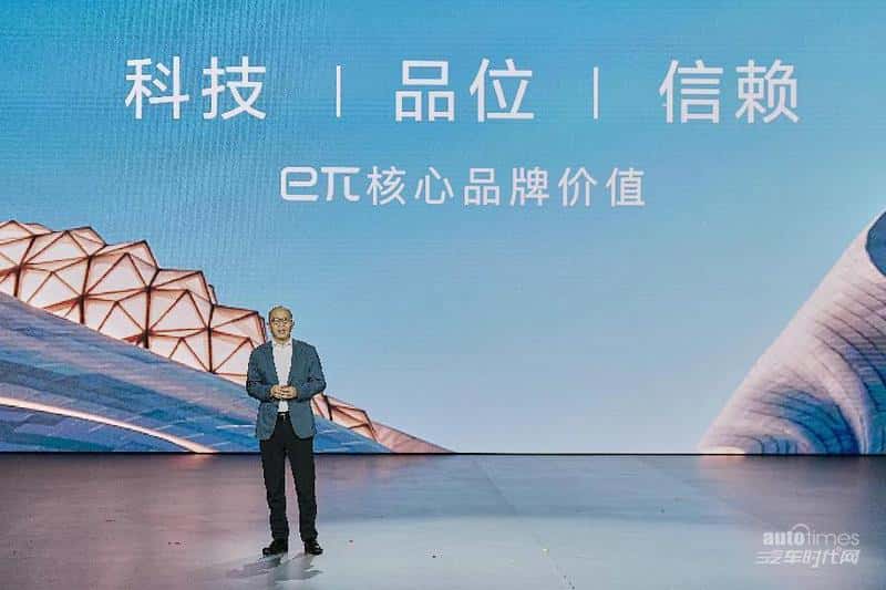 东风智能新能源双品牌发布会举行 首款C+级轿车eπ007亮相