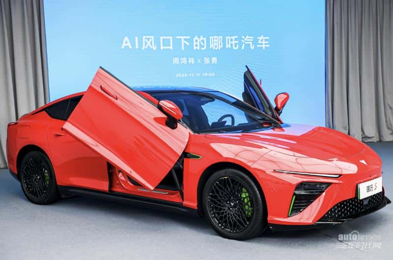 AI风口下的哪吒汽车 张勇深度对话周鸿祎