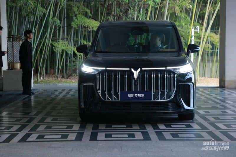 第六届楚商大会盛大召开 岚图汽车成为嘉宾接待用车