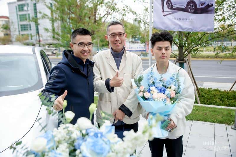 交车速度也是“新标杆”！哪吒X用户集体提车