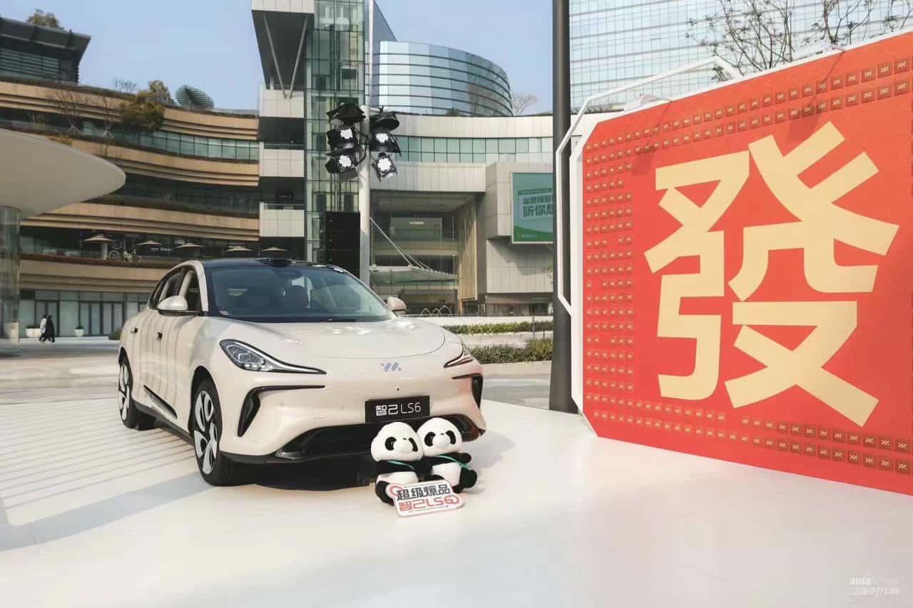 飞越2024 巨型宇宙飞船空降成都！智己LS6跨年限定特展火爆启幕