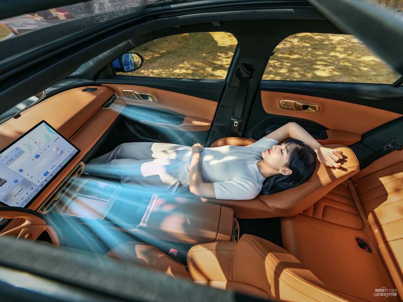 哪吒X智能纯电SUV首次OTA升级 出行体验再升级