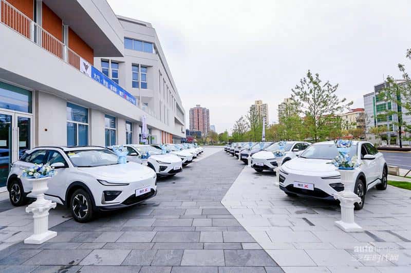 交车速度也是“新标杆”！哪吒X用户集体提车
