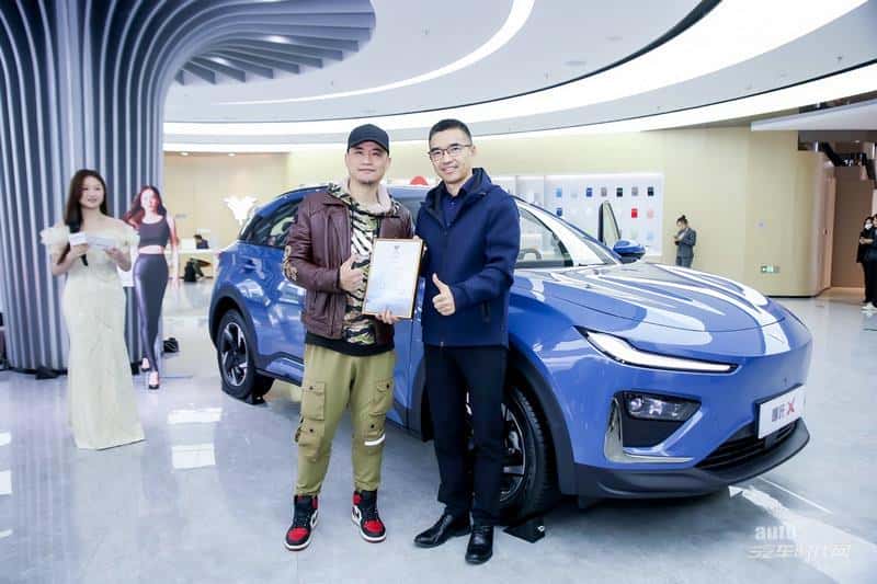 交车速度也是“新标杆”！哪吒X用户集体提车