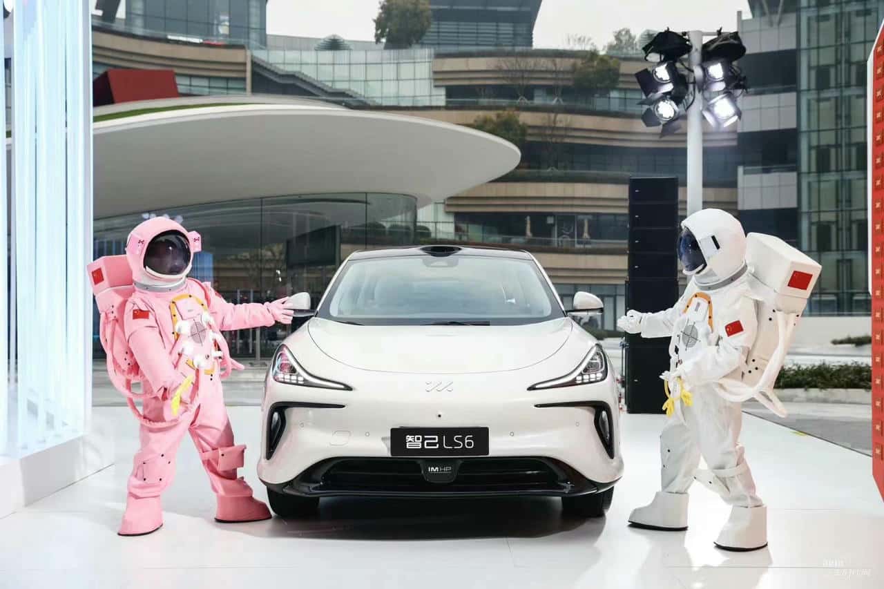 飞越2024 巨型宇宙飞船空降成都！智己LS6跨年限定特展火爆启幕