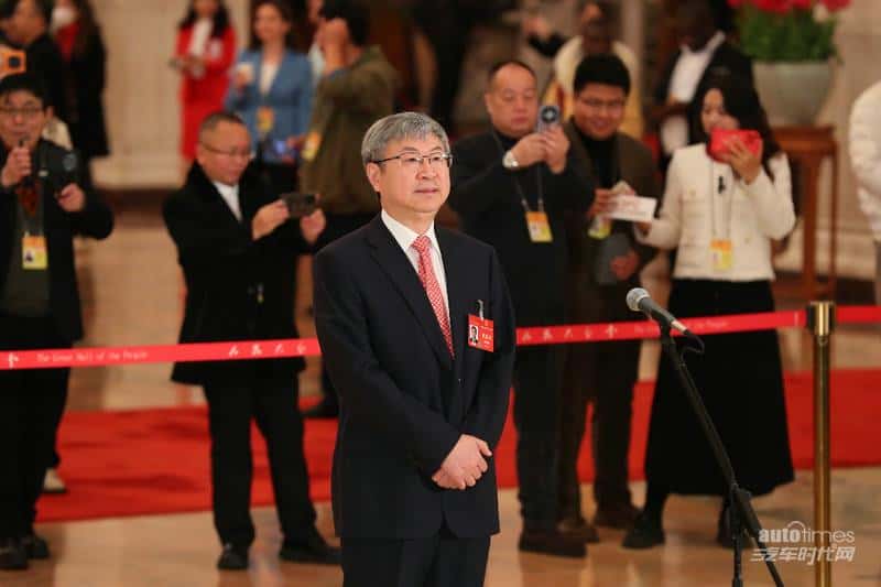 尹同跃董事长亮相2024全国两会首场“代表通道”:让全球用户喜爱中国车