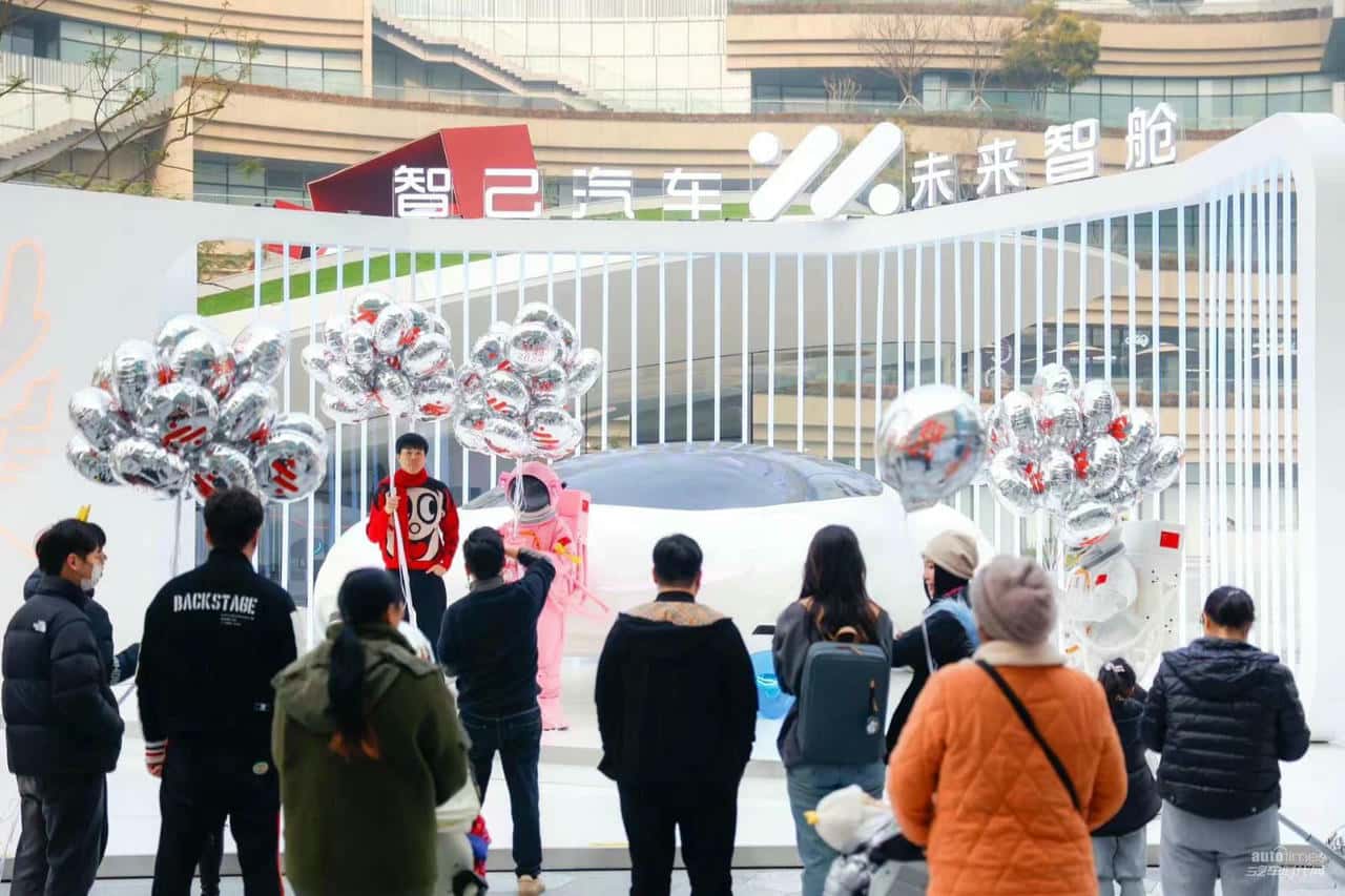 飞越2024 巨型宇宙飞船空降成都！智己LS6跨年限定特展火爆启幕